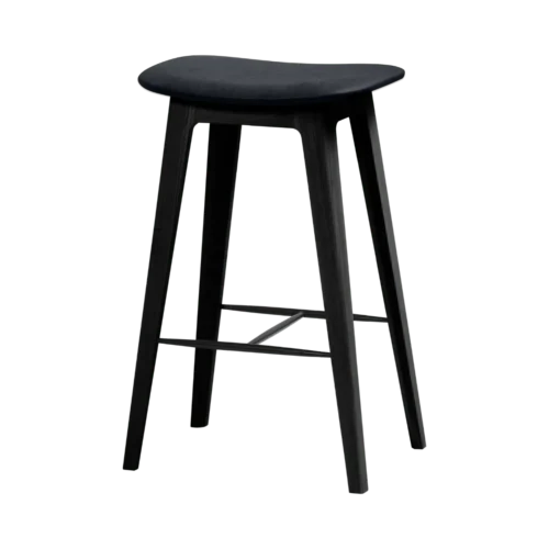 En sort barstol af træ med fire ben, en rektangulær fodstøtte og et buet sæde, vist mod en ensfarvet baggrund.