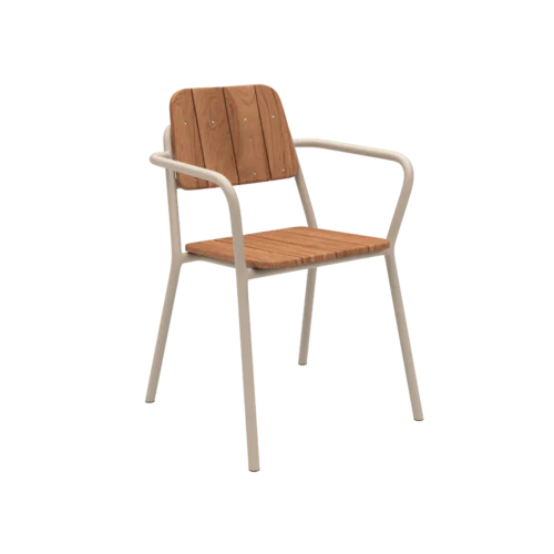 SACKit Kirra Havestol har et hvidt aluminiumsstel og lysebrune teaktræslameller på sæde og ryglæn, vist i en vinkel på en transparent baggrund.