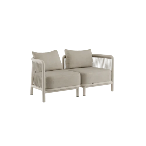 SACKit Kirra Lounge Sofa - 2 sæder har et slankt hvidt stel, beige hynder og rebdetaljer. Dens minimalistiske design gør den ideel til moderne siddepladser på terrassen eller i haven.