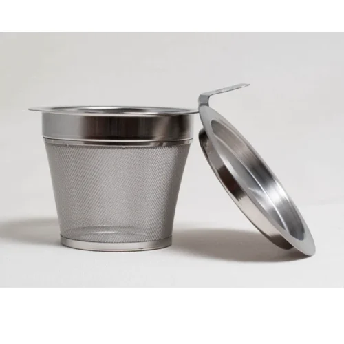 Tefilter Rustfrit Stål er en te-infuser i rustfrit stål med en bred kant og låg. Den står oprejst på overflader og tilføjer stil til ethvert køkken med sin slanke, metalliske finish og moderne design.