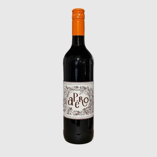 En flaske Malenes Apero Rouge-rødvin med orange låg og en hvid, dekorativ etiket, hvor der står "APERO" med udsmykkede bogstaver på en almindelig, lysegrå baggrund.