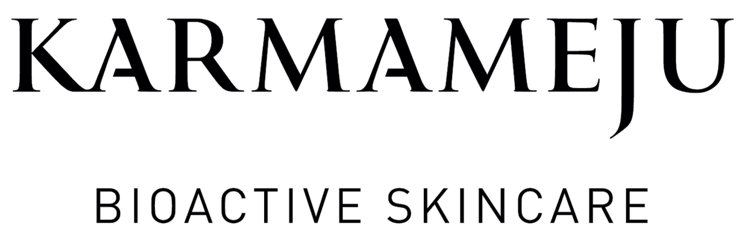 KARMAMEJU-logo med ordene BIOACTIVE SKINCARE skrevet nedenunder med store bogstaver på en hvid baggrund.