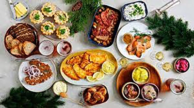 Kom til Julefrokost / Fællesspisning den 30. november kl. 12.00, hvor et festligt bord vil byde på nordiske favoritter som fiskefileter, brød, syltede grøntsager, kødretter, saucer, drikkevarer og friske fyrretræsgrene.